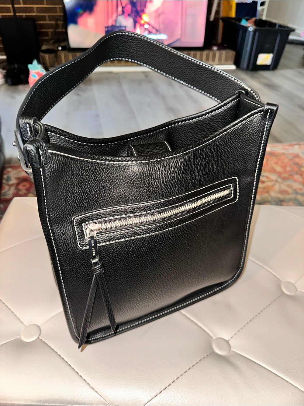 Classic Black Leather Shoulder Bag with Contrast Stitching